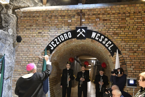 arcybiskup jędraszewski w kopalni soli w wieliczce